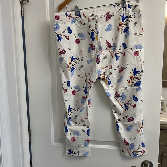 Pair of women’s Lily Morgan capri pants - Picture 3 of 11